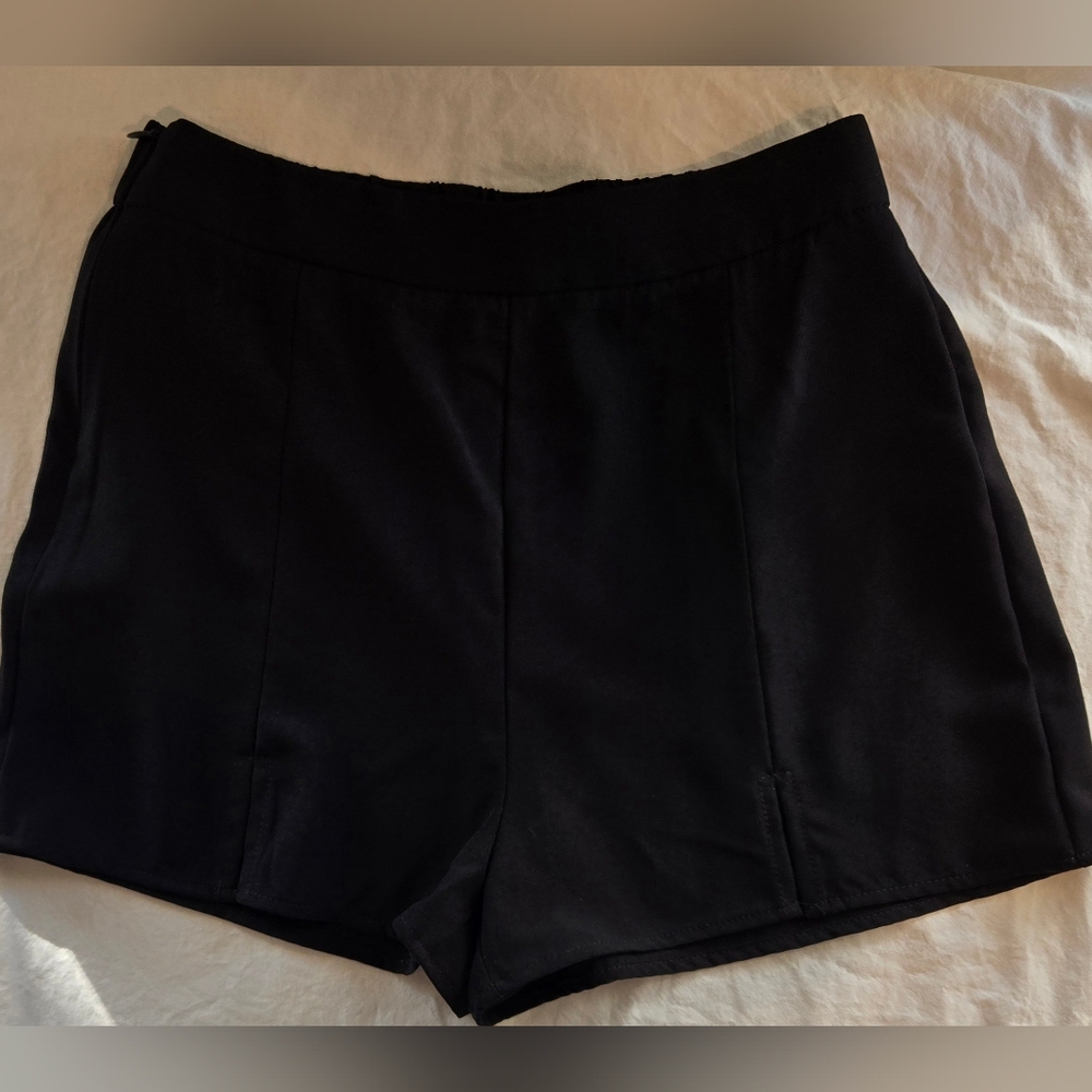 Ladies Black Shorts Sz 4/small Polyester Euc